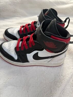 Nike Air Jordan 1 High FlyEase
- Black White Red